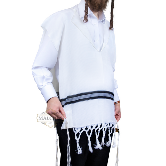 Malchut Wool Tzitzis – V-Neck, 2 Hole, Double Fringes, Thick Strings – Adult